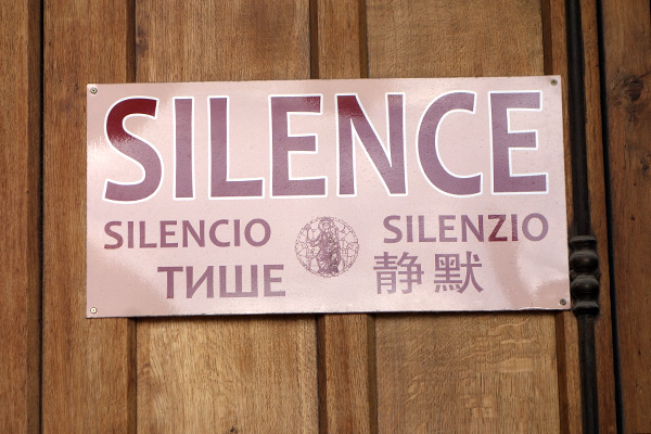 vatican-museum-silence-sign.jpg