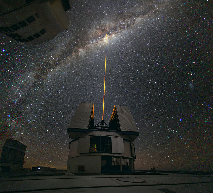 laser_pointed_toward_center_of_milky_way.jpg