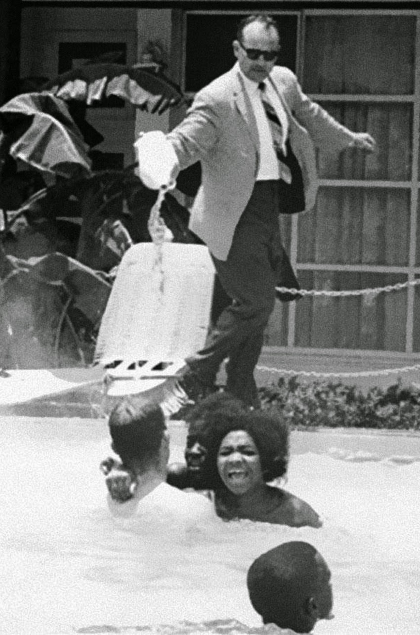 Motel+manager+pouring+acid+in+the+water+when+black+people+swam+in+his+pool,+1964.jpg